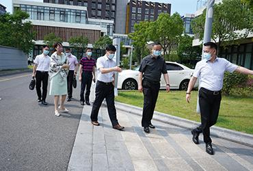 烈日炎炎，領(lǐng)導(dǎo)送信心|閔行區(qū)委委員、區(qū)人民檢察院黨組書記、檢察長胡春健帶隊(duì)赴寶開智能開展大走訪、大排查