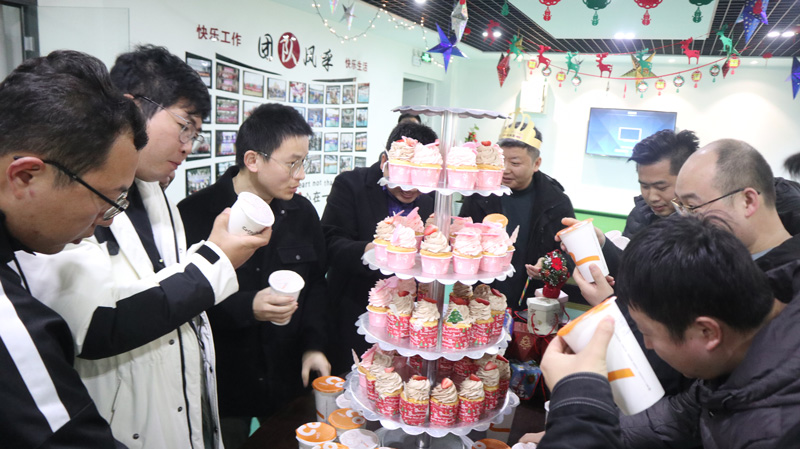 繽紛平安夜，歡樂圣誕節(jié) | 寶開舉辦第四季度員工集體生日會