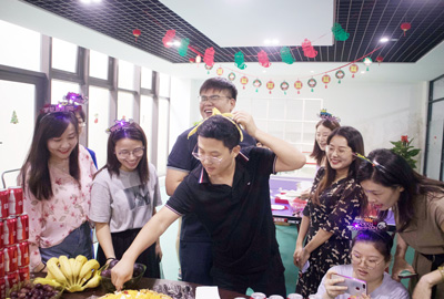 八月集體生日會(huì) | 與久違的祝?；馃嵯嘧? /></a>
                        </div>
                        <div   id=