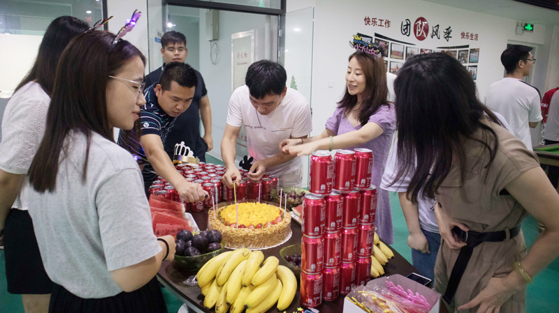 八月集體生日會 | 與久違的祝?；馃嵯嘧?  src="/uploads/allimg/210903/1-210Z3141ZL43.jpg" /></p>
<p><img alt=