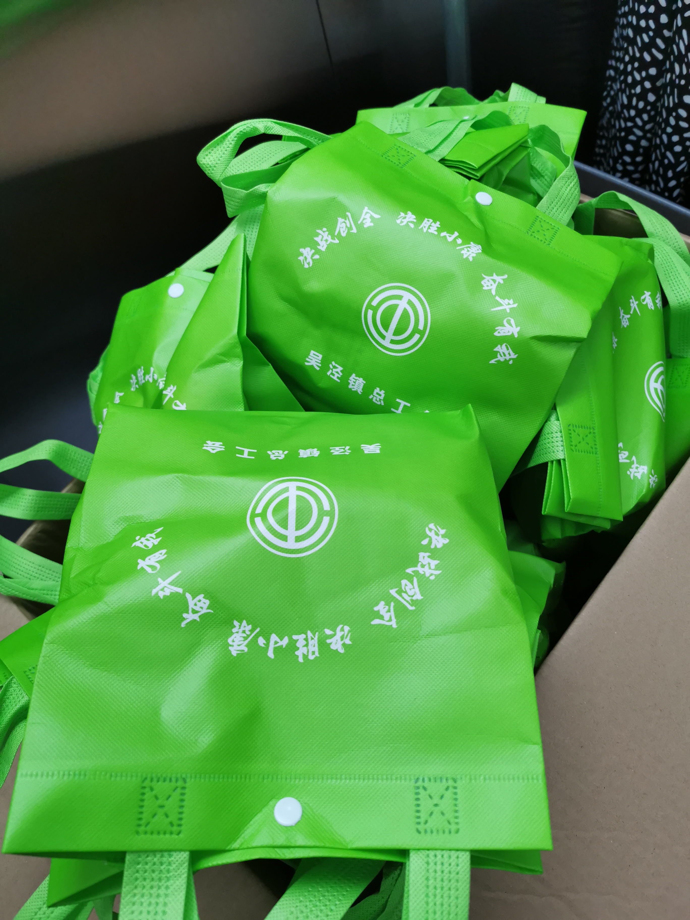 關(guān)愛職工 · 夏送清涼 | 寶開工會(huì)赴一線送清涼，致敬高溫下的堅(jiān)守