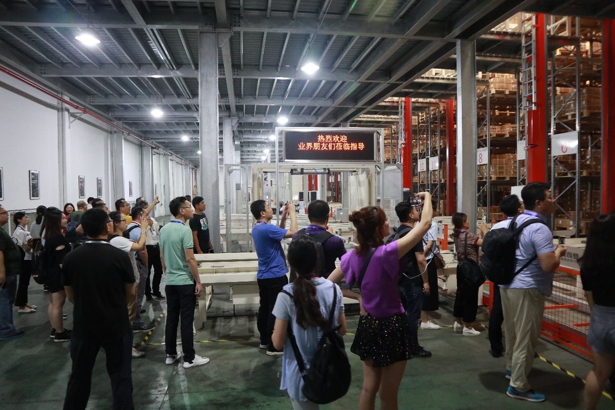 寶開集成服裝行業(yè)代表項目 | 波司登集團智能配送中心迎業(yè)內眾嘉賓集體參觀