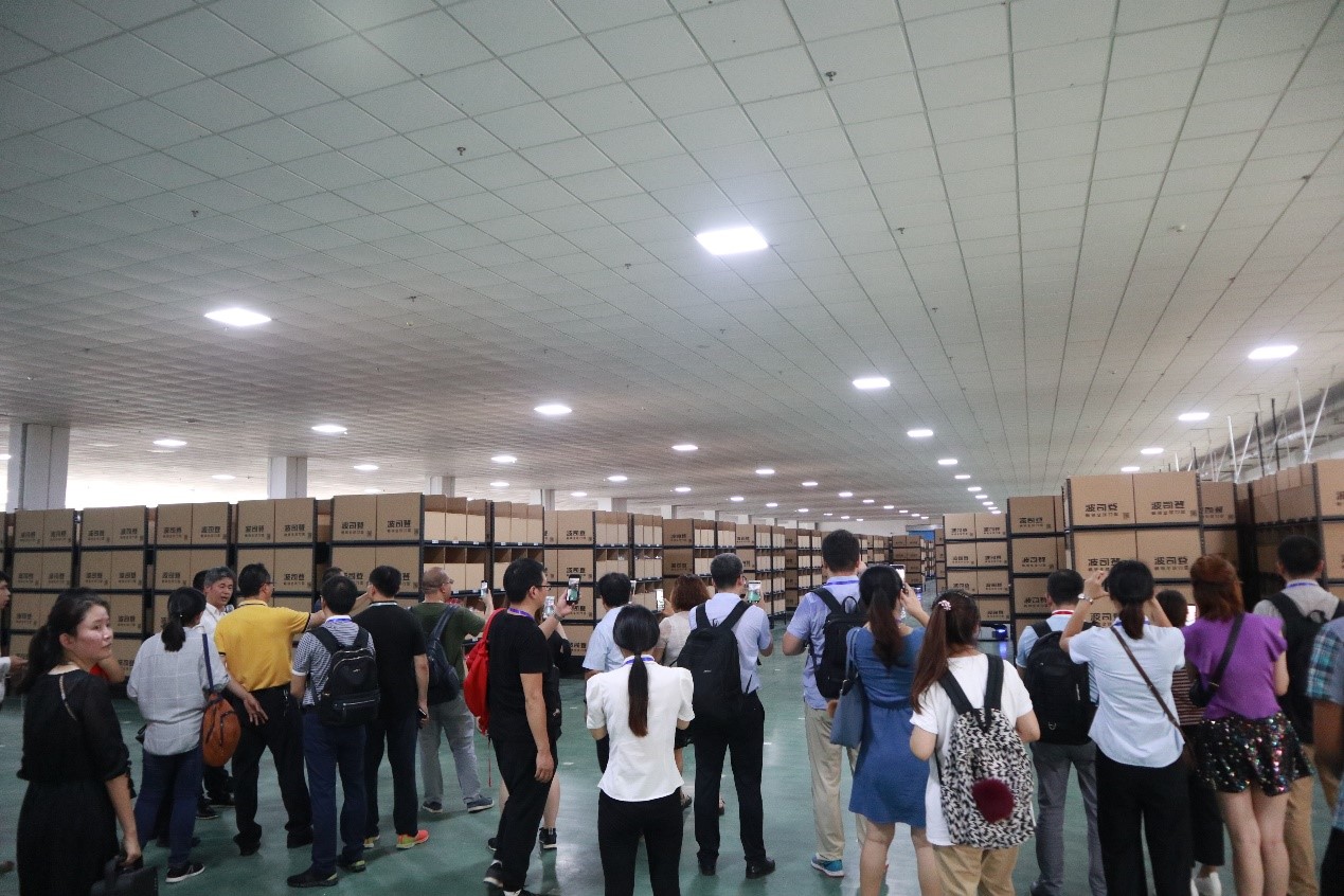 寶開集成服裝行業(yè)代表項目 | 波司登集團智能配送中心迎業(yè)內眾嘉賓集體參觀