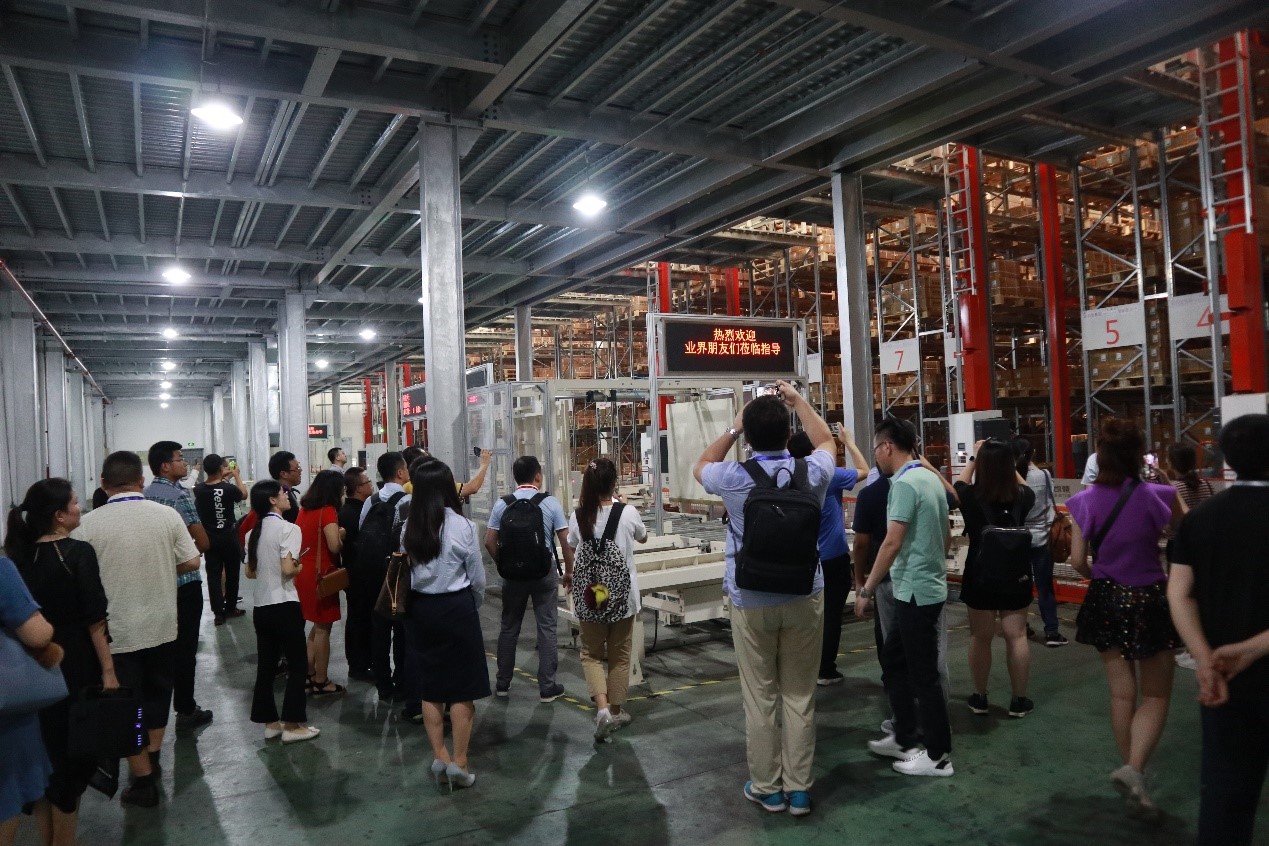 寶開集成服裝行業(yè)代表項目 | 波司登集團智能配送中心迎業(yè)內眾嘉賓集體參觀