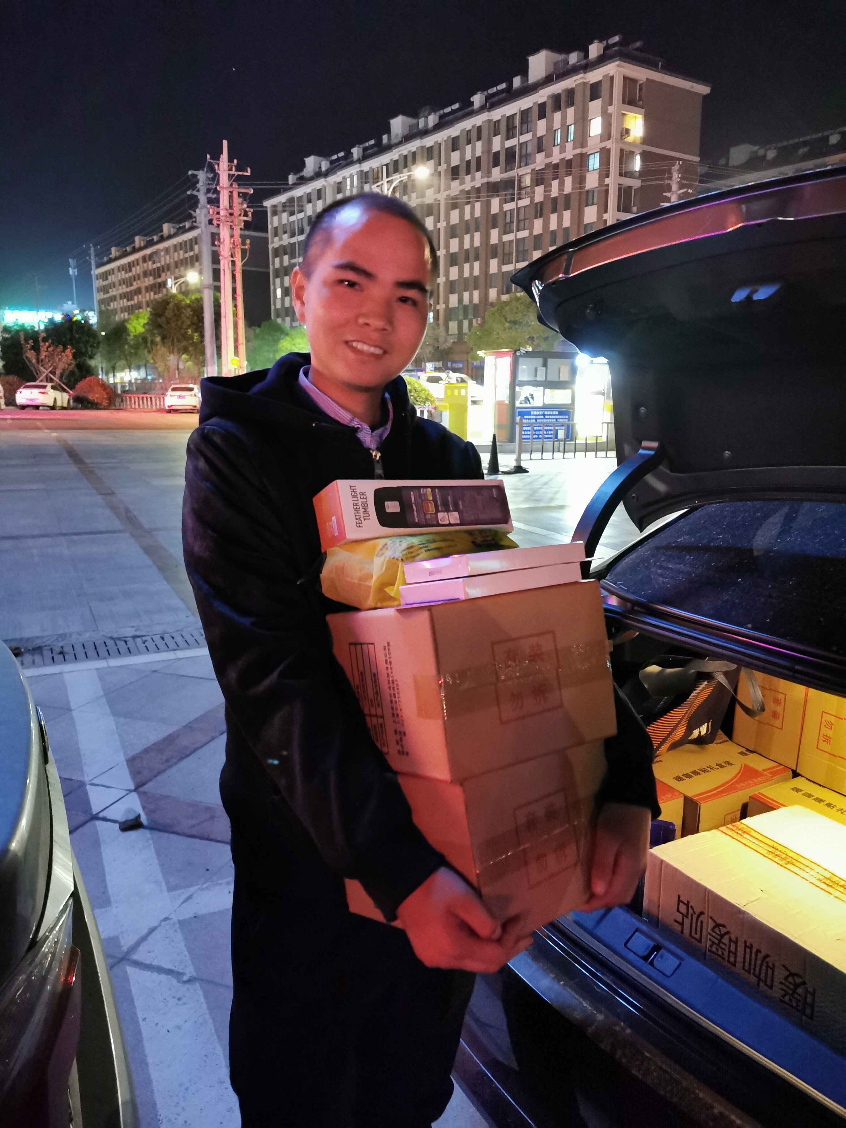 11月中旬，寶開工會組織開展“走一線、送溫暖”關(guān)愛員工暖冬行動。