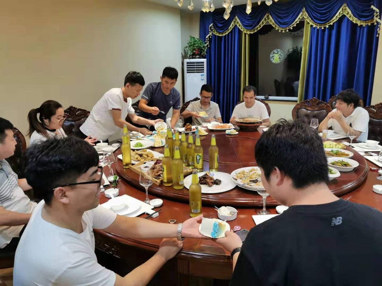 夏送清涼，集體慶生，慰問(wèn)一線 | 致我們的一線伙伴：辛苦了！